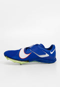 Blauer Nike Sprint-Spike-Schuh mit weißem und orangem Swoosh, Klettverschluss und Metallstollen auf heller grüner Sohle.