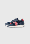 Marineblaue und rote Kindersneaker mit zwei Klettverschlüssen, weißer Sohle und Obermaterial aus Mesh und synthetischen Materialien.