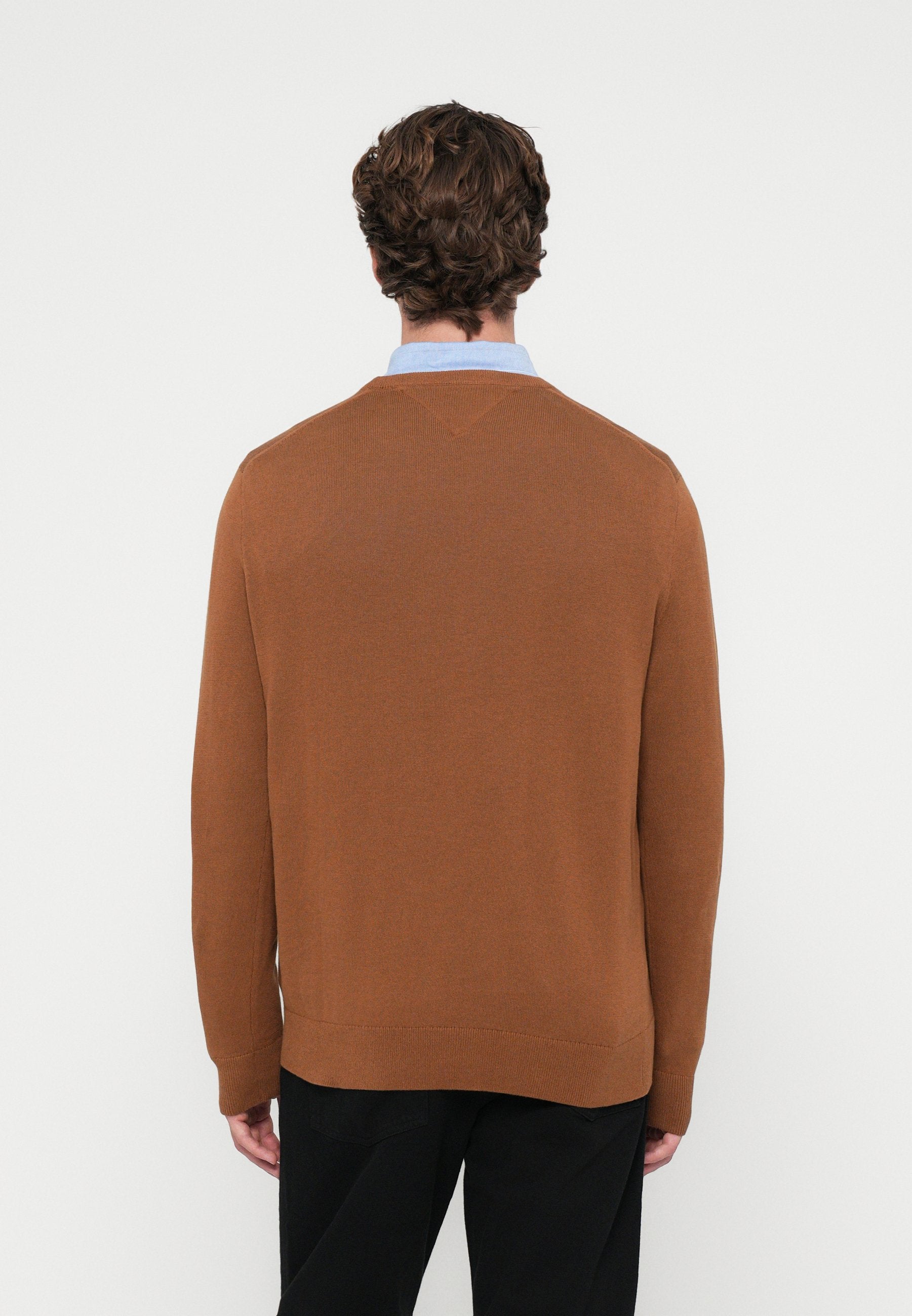 CREW NECK  Media 4