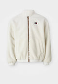 Cremefarbene Fleecejacke mit Stehkragen, zwei Seitentaschen, einem braunen Reißverschluss vorne sowie elastischen Bündchen und Saum. Logo-Patch auf der Brust.