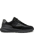 Schwarze Sportschuhe mit einer Kombination aus Wildleder und synthetischen Materialien, einer strukturierten Sohle und einem Schnürdesign.
