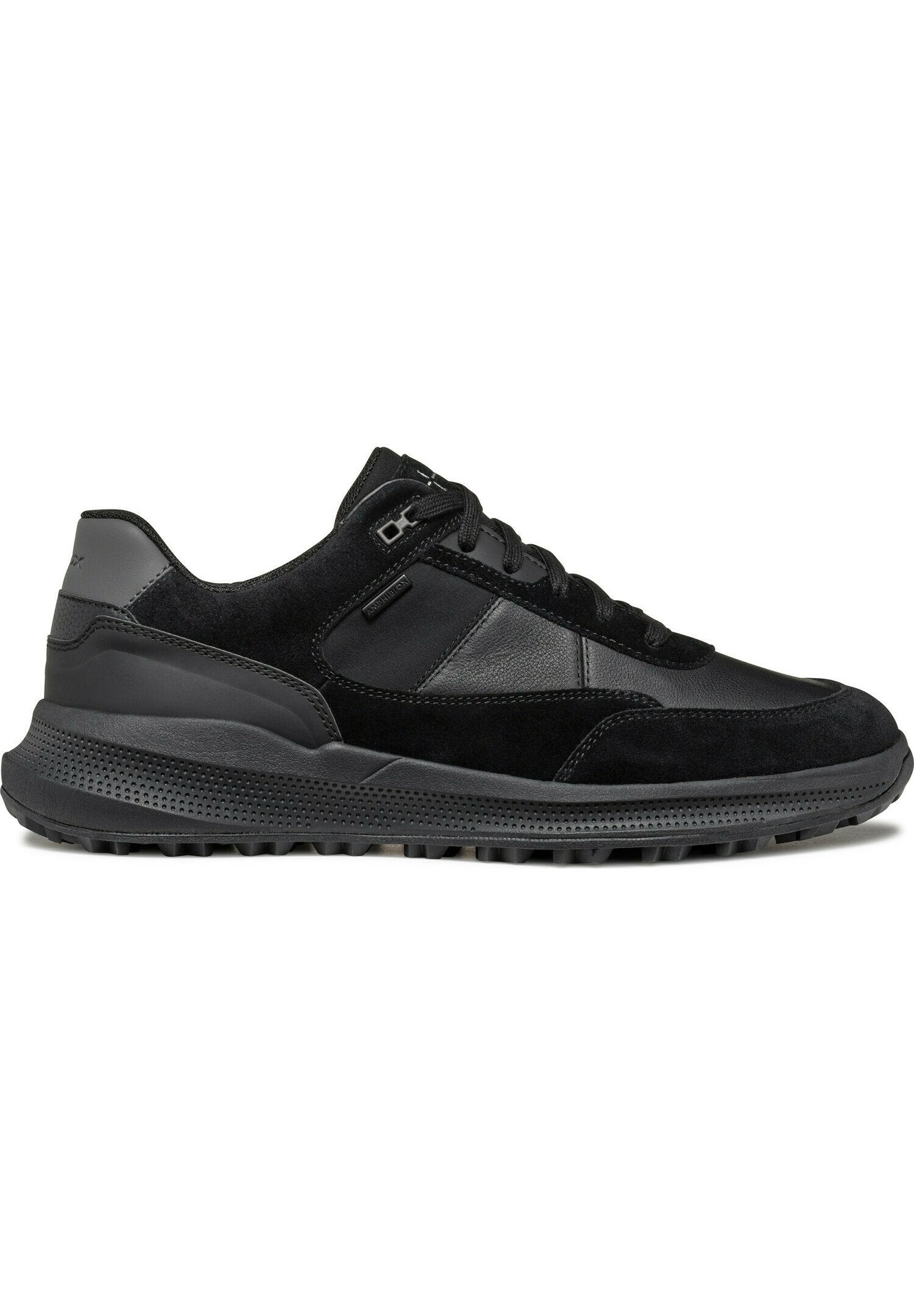 Schwarze Sportschuhe mit einer Kombination aus Wildleder und synthetischen Materialien, einer strukturierten Sohle und einem Schnürdesign.