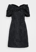 Schwarzes Kleid mit einem strukturierten Blumenmuster, schulterfreies Design und großer Schleifendetail am Ausschnitt. Kurze Länge.
