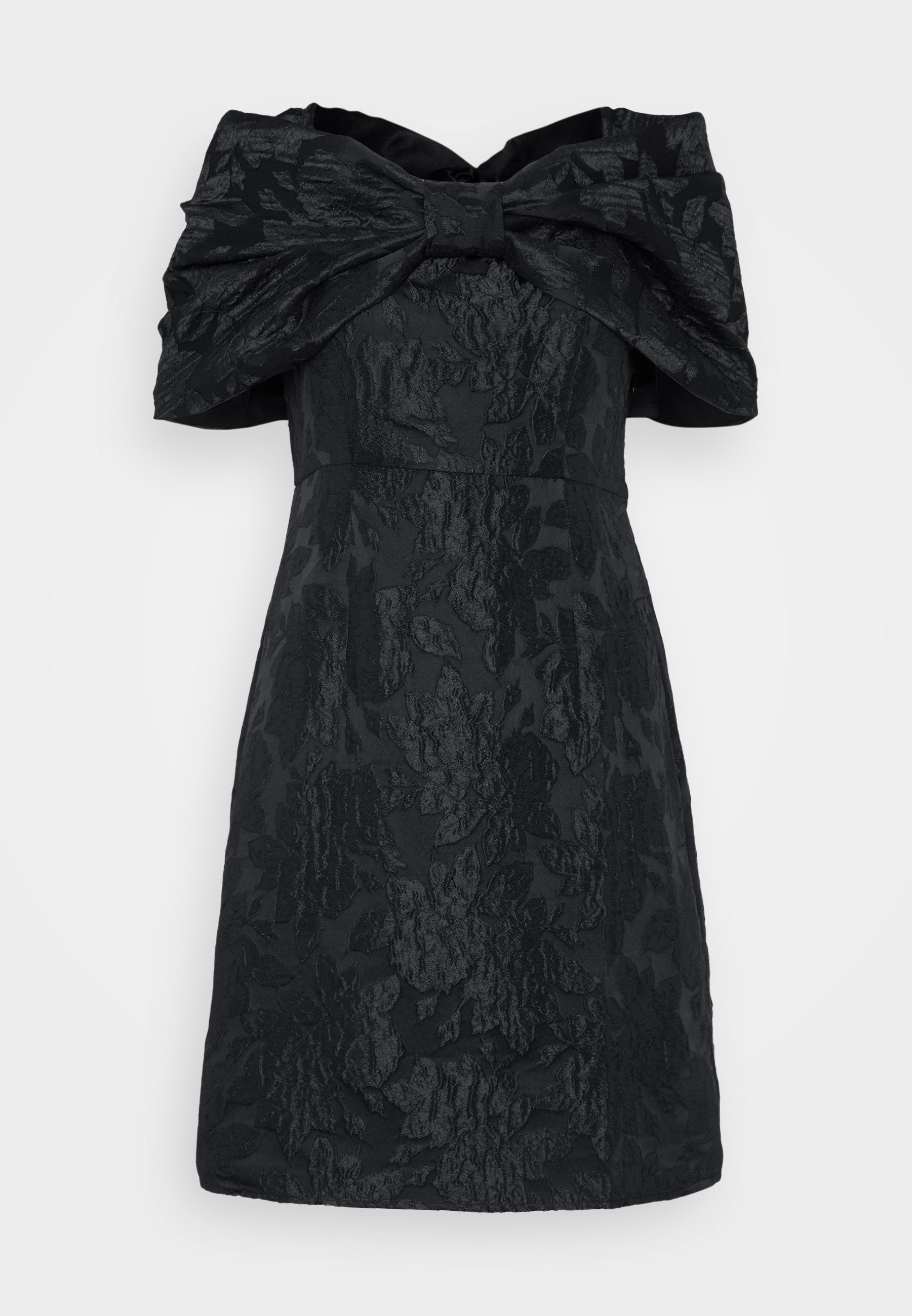 Schwarzes Kleid mit einem strukturierten Blumenmuster, schulterfreies Design und großer Schleifendetail am Ausschnitt. Kurze Länge.