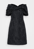 Schwarzes Kleid mit einem strukturierten Blumenmuster, schulterfreies Design und großer Schleifendetail am Ausschnitt. Kurze Länge.