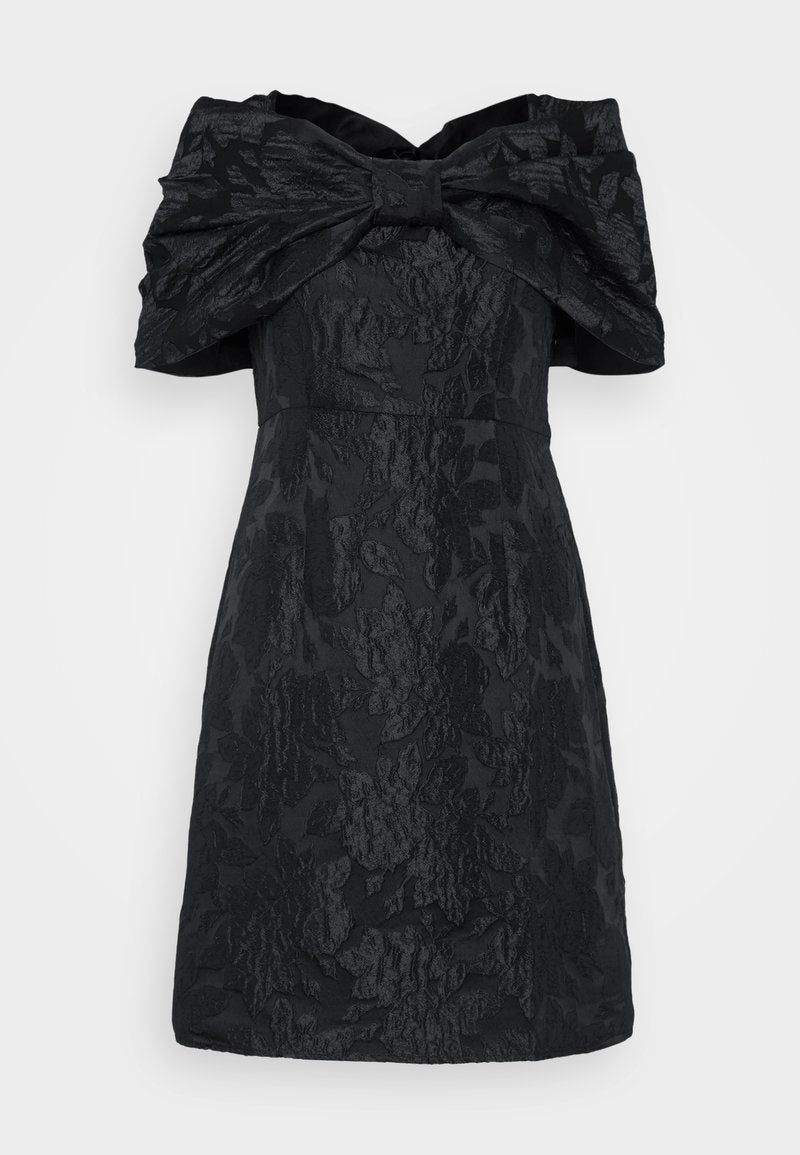 Schwarzes Kleid mit einem strukturierten Blumenmuster, schulterfreies Design und großer Schleifendetail am Ausschnitt. Kurze Länge.