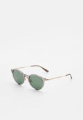 Runde Sonnenbrille mit grünen Gläsern, durchscheinendem grauem Kunststoffrahmen und dünnen goldfarbenen Metallbügeln mit braunen Enden, auf weißem Hintergrund dargestellt.
