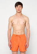 Badeshorts in leuchtendem Orange, hergestellt aus leichtem Stoff. Verfügen über eine verstellbare Kordelzug-Taille und ein kleines Logodetail.