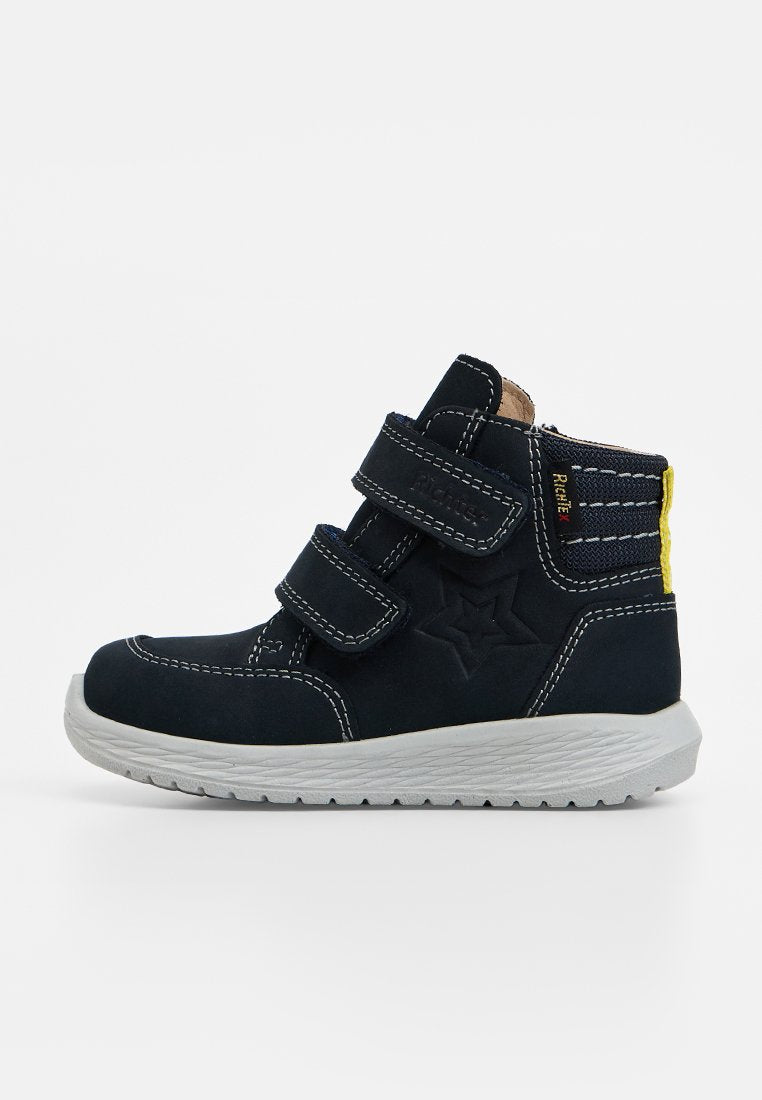Navyblaue Kinder-Hochsneaker mit zwei Klettverschlüssen, weißen Nähten, Sternenmuster und grauer strukturierter Sohle.