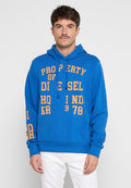 Blauer Kapuzenpullover aus Baumwollmischung mit orangefarbigem Grafiktext. Verfügt über eine Kordelzugkapuze und eine Vordertasche zur Aufbewahrung.