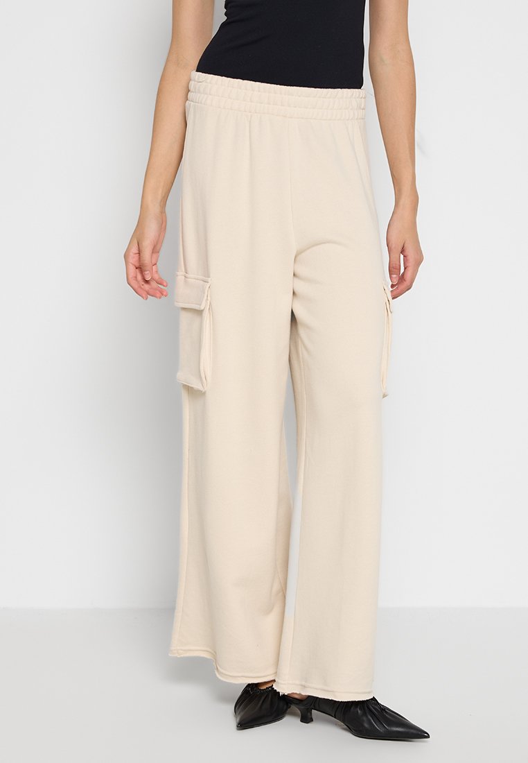 DKNY Cargohose Media 1