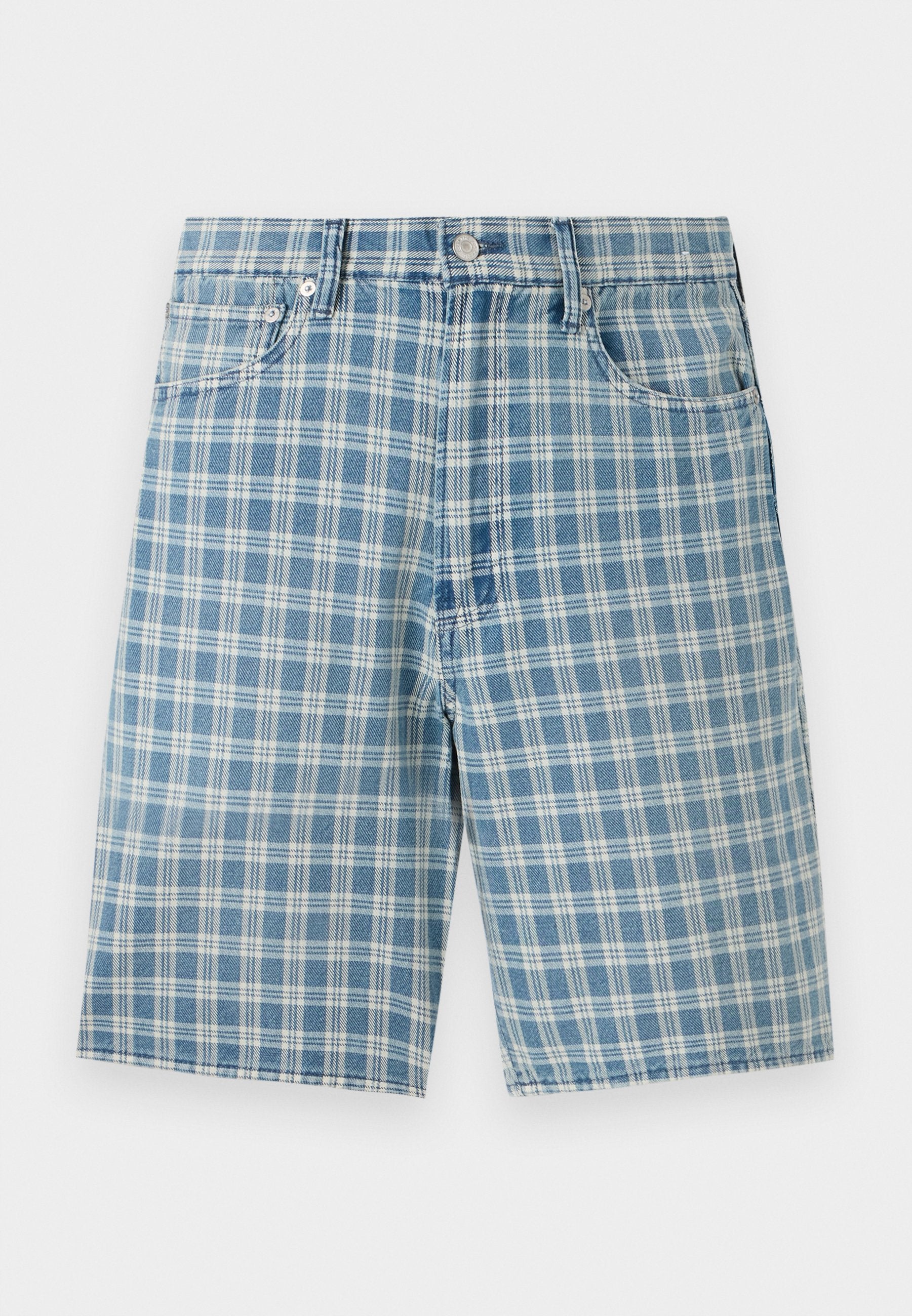 Hellblaue Karobluse-Shorts aus einem Baumwollmix, mit fünf Taschen, Knopfverschluss und lockerer Passform. Die Textur ist glatt und weich.