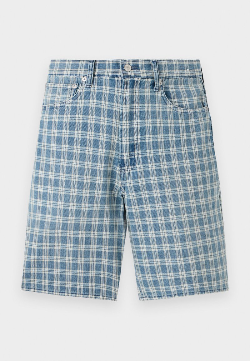 Hellblaue Karobluse-Shorts aus einem Baumwollmix, mit fünf Taschen, Knopfverschluss und lockerer Passform. Die Textur ist glatt und weich.