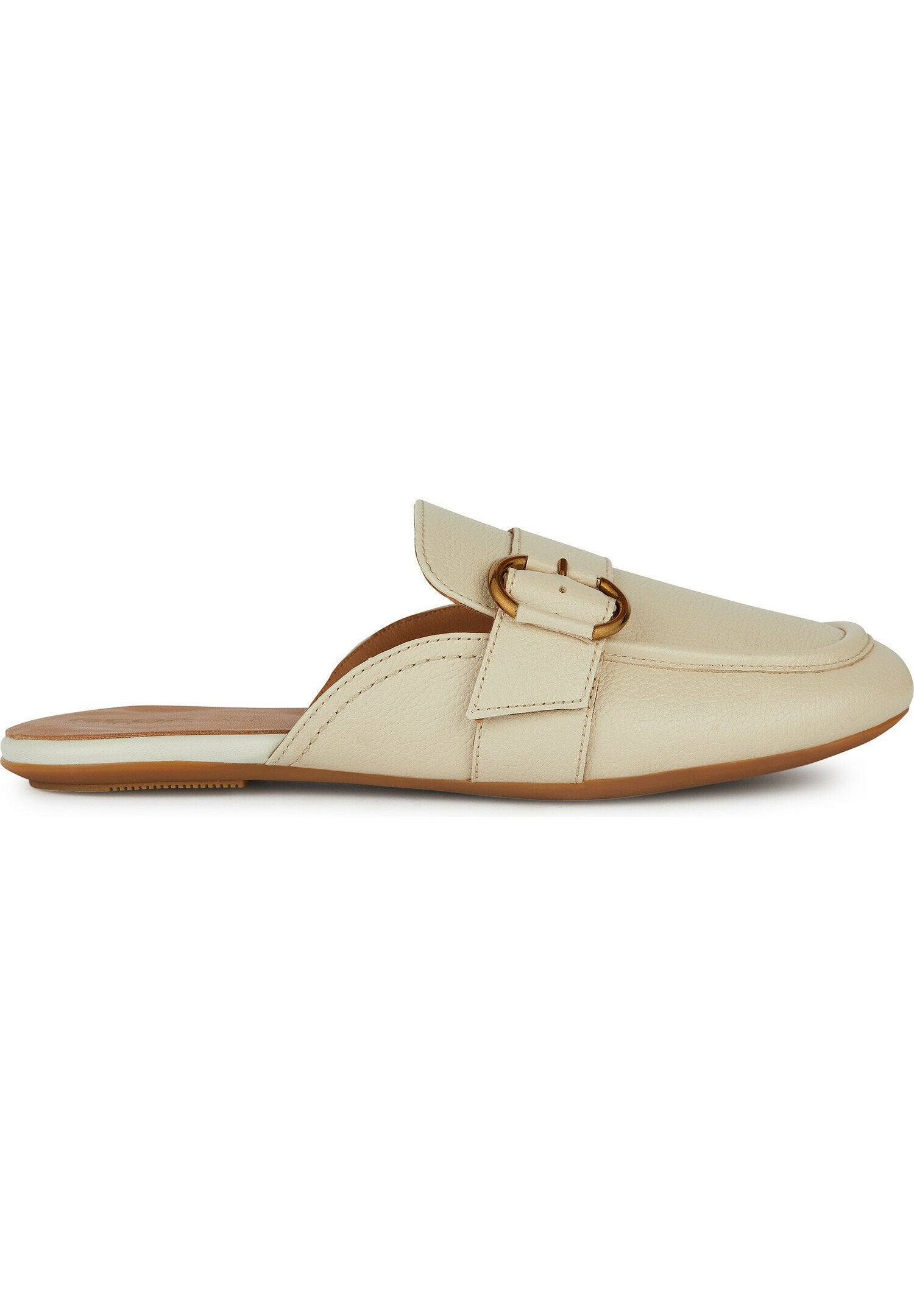 Cremfarbene Leder-Slipper mit abgerundeter Zehe, dekorativem Riemen und einem goldenen Schnallenakzent. Ausgestattet mit einer flachen, tanfarbenen Gummisohle.