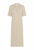 Beige Strickkleid mit kurzen Ärmeln, einem Polo-Kragen und einem V-Ausschnitt. Gerade Silhouette und knielange mit einem einfachen Saum.