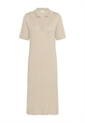 Beige Strickkleid mit kurzen Ärmeln, einem Polo-Kragen und einem V-Ausschnitt. Gerade Silhouette und knielange mit einem einfachen Saum.