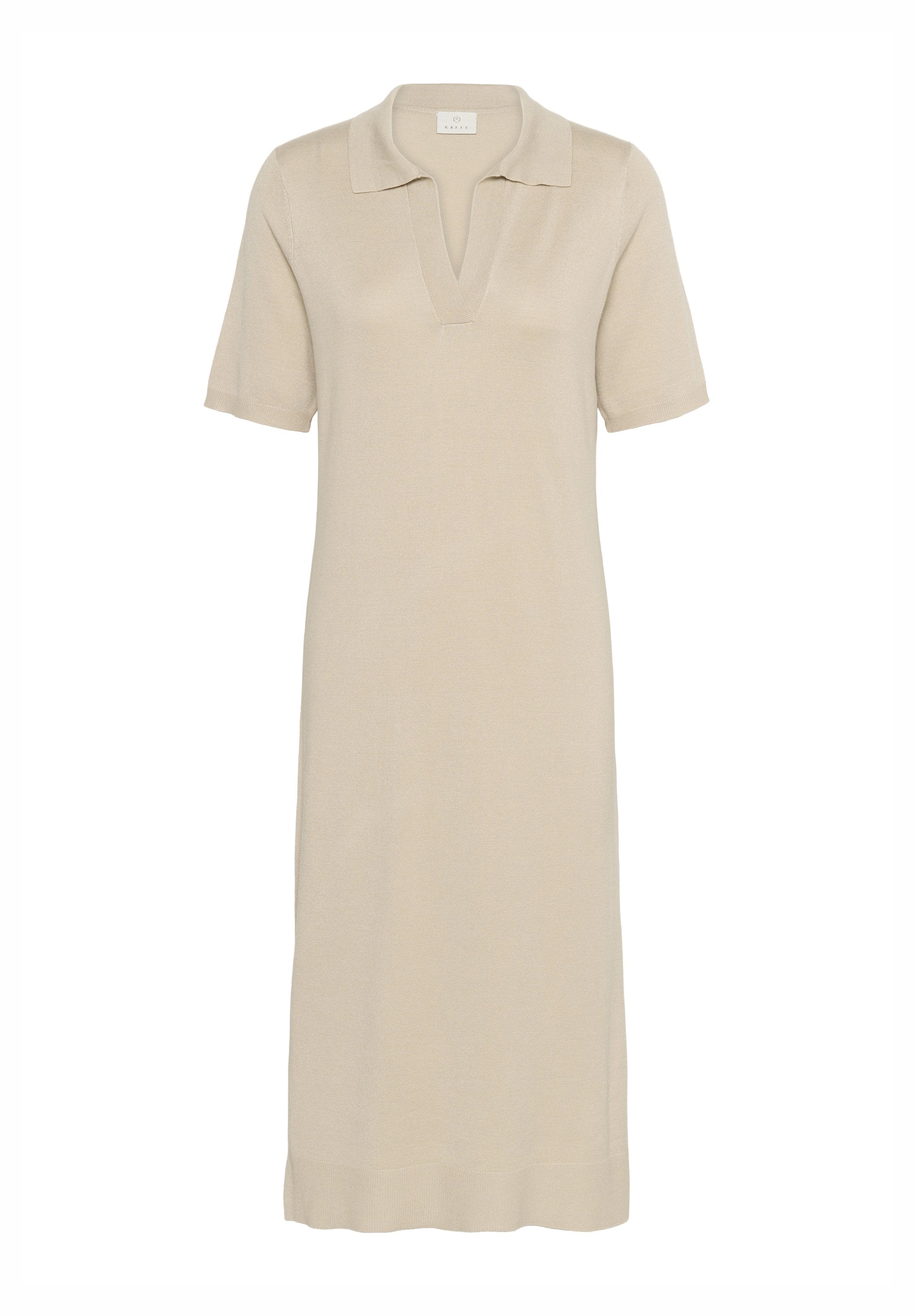 Beige Strickkleid mit kurzen Ärmeln, einem Polo-Kragen und einem V-Ausschnitt. Gerade Silhouette und knielange mit einem einfachen Saum.