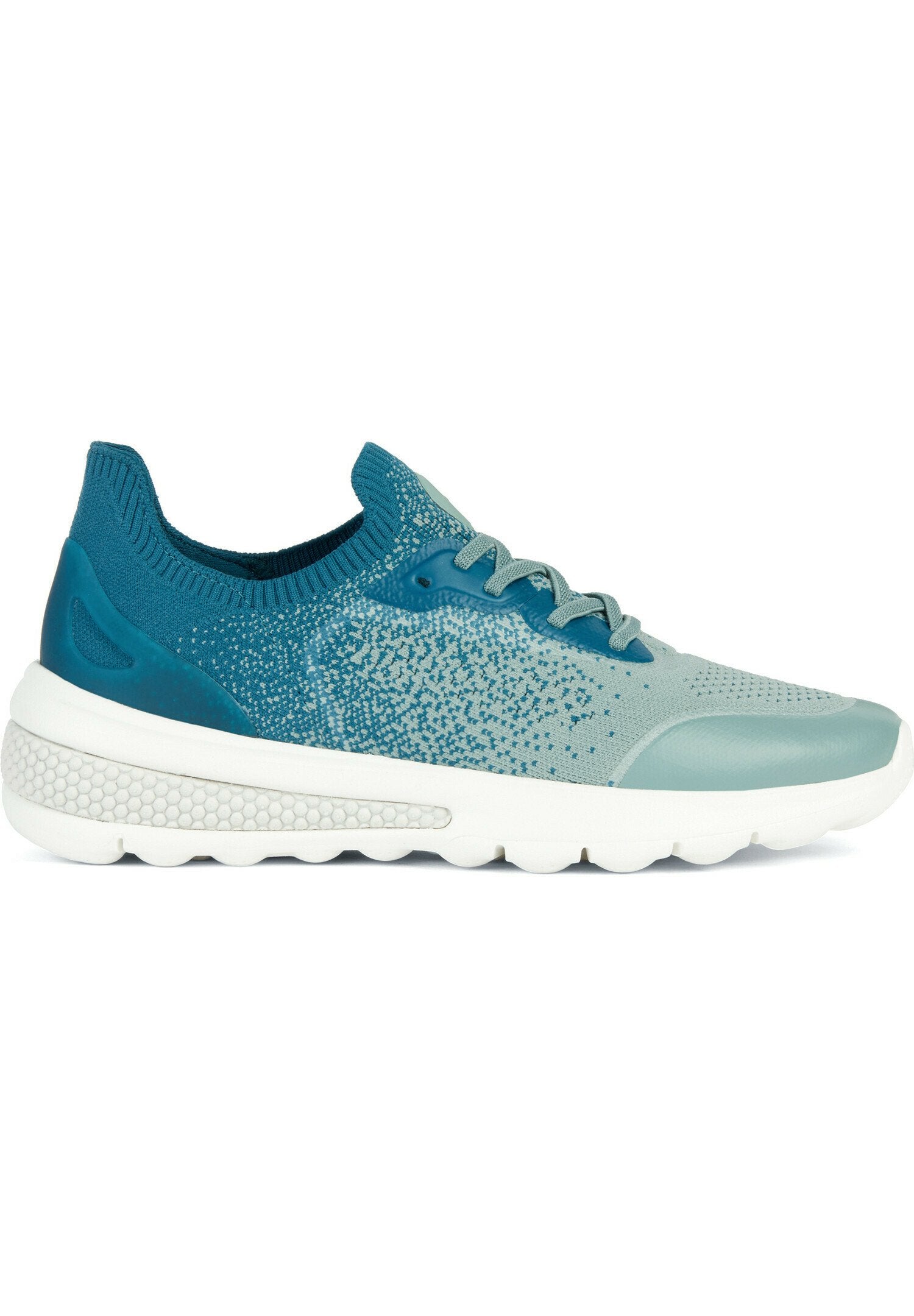 Sneaker mit einem strukturierten hellblauen Obermaterial, Farbverlauf-Design, Schnürverschluss und einer klobigen weißen Sohle mit einem gepunkteten Muster.