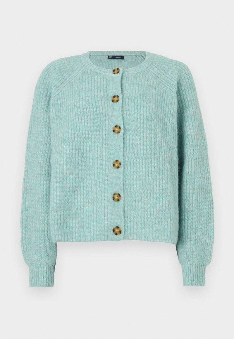 Weiche, hellblaue Strickjacke mit rundem Ausschnitt, langen Ärmeln, gerippten Bündchen und sechs braunen, marmorierten Knöpfen vorne.