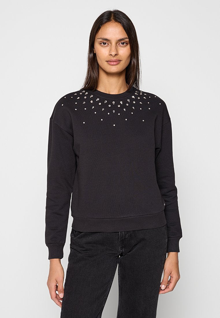 Schwarzer Pullover mit Rundhalsausschnitt, verziert mit silbernen Nieten, die dekorativ in der Nähe des Kragens angeordnet sind. Hergestellt aus strukturiertem Stoff, lockere Passform.