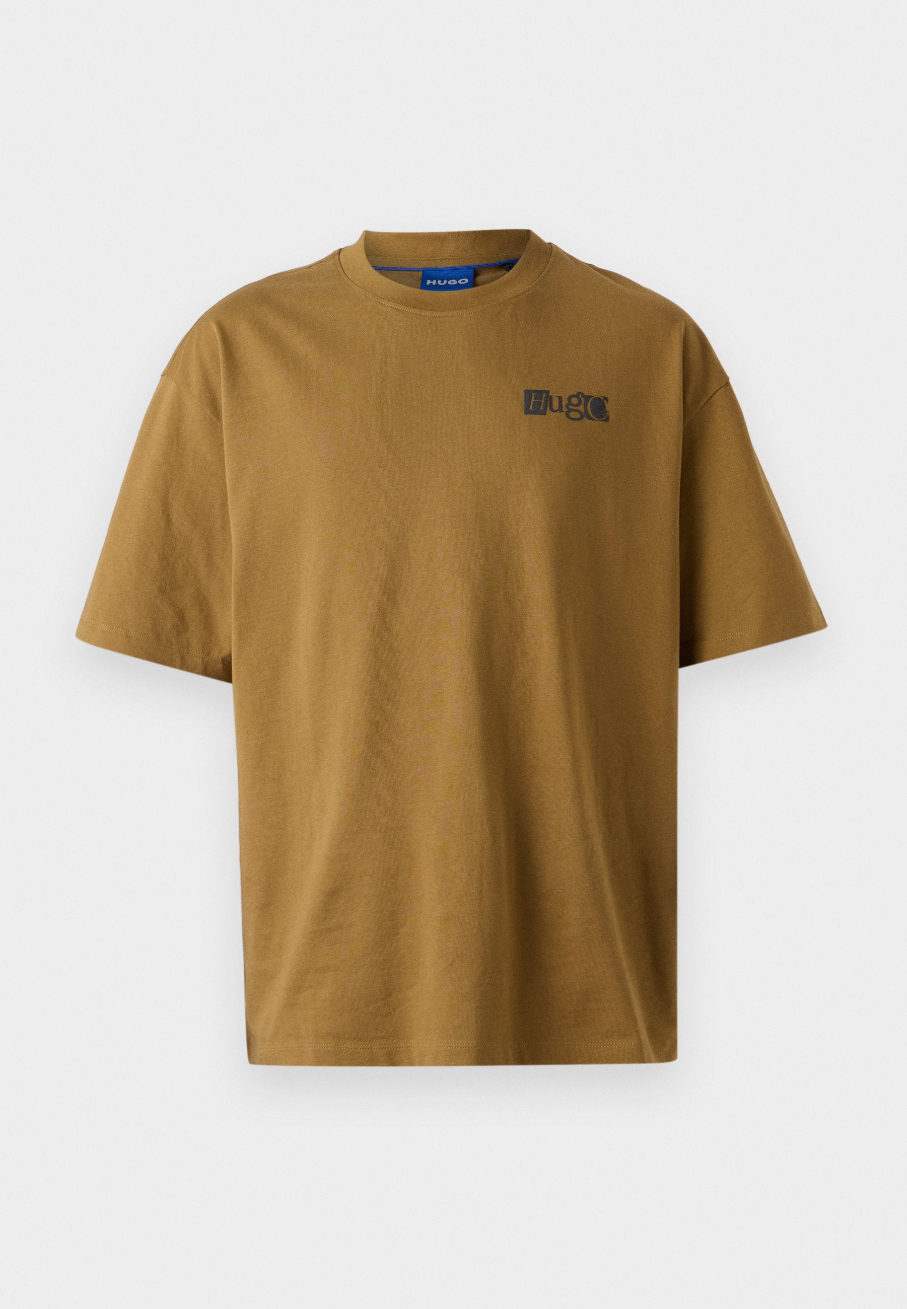 Braunes Baumwoll-T-Shirt mit Rundhalsausschnitt, kurzen Ärmeln und einem kleinen schwarzen Logo auf der linken Brustseite. Glatte Textur.