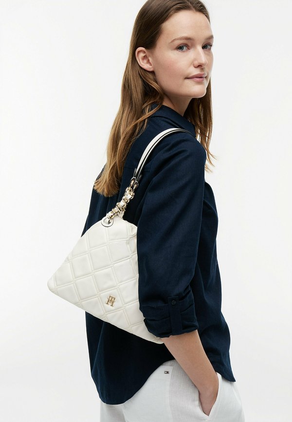 Tommy Hilfiger TOMMY HILFIGER TH MONOGRAM QUILTED TOTE BAG - Handbag - soft cream