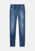 Denim-Jogginghose in Mittelblau, mit elastischem Bund, Kordelzug und dezentem Verblassen, ausgestattet mit fünf Taschen, darunter einer Vordertasche für Münzen.