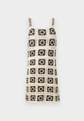 Ärmelloses Kleid in Creme mit einem schwarzen geometrischen Muster. Es hat einen quadratischen Ausschnitt und gestreifte Träger und besteht aus einem leichten Stoff.