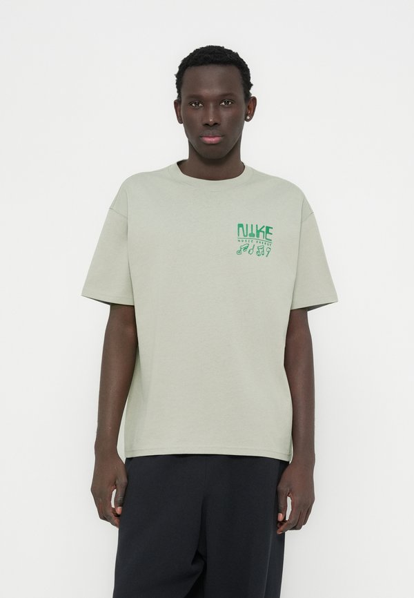 Nike Sportswear TEE SOUNDS UNISEX - Print T-shirt - spruce fog