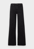 Schwarze hochtaillierte Hose mit weitem Bein und dezenten dunklen Zebrastrifen, vorn mit Knöpfen und Reißverschluss sowie im Fünf-Taschen-Stil auf weißem Hintergrund.