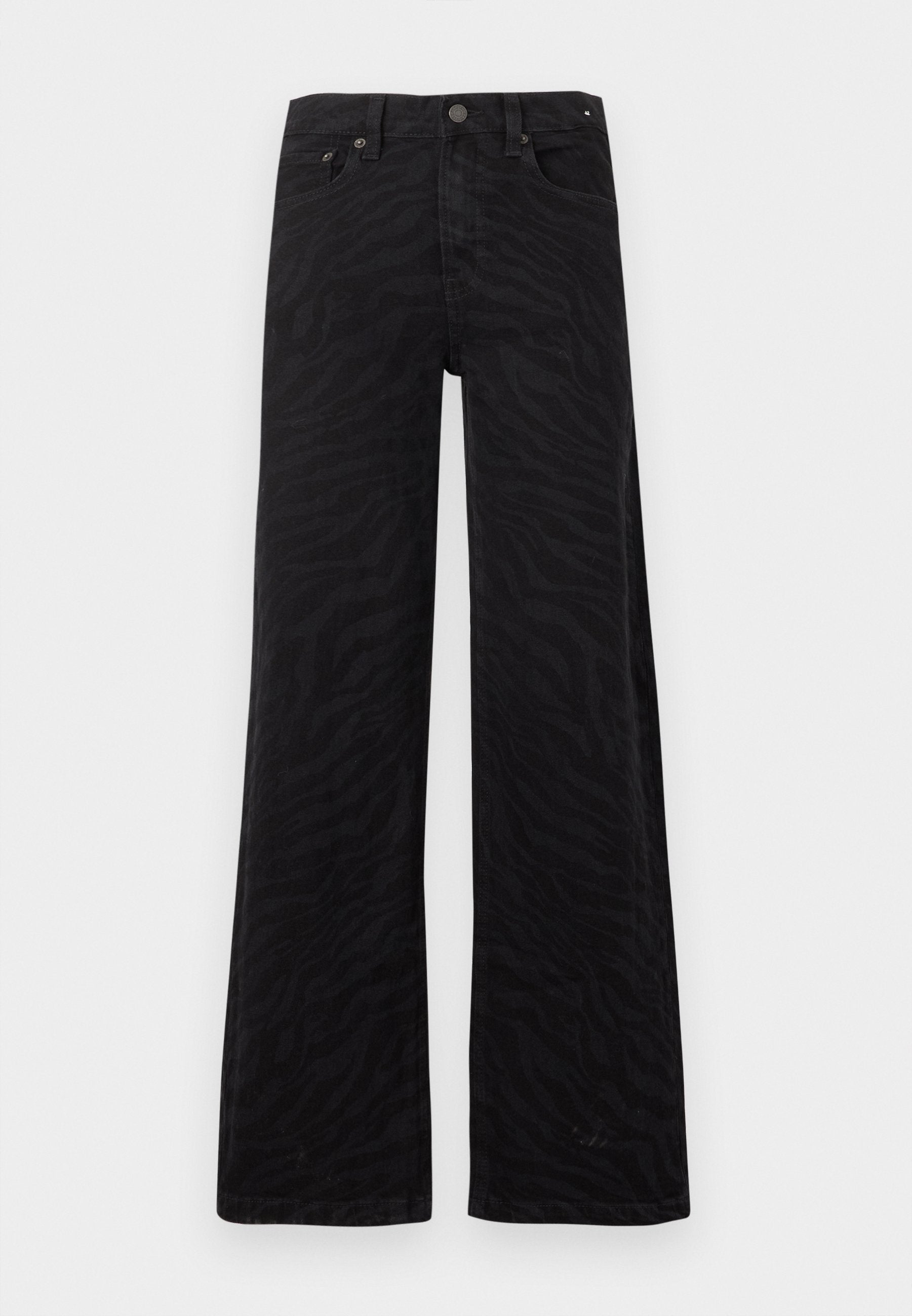 Schwarze hochtaillierte Hose mit weitem Bein und dezenten dunklen Zebrastrifen, vorn mit Knöpfen und Reißverschluss sowie im Fünf-Taschen-Stil auf weißem Hintergrund.