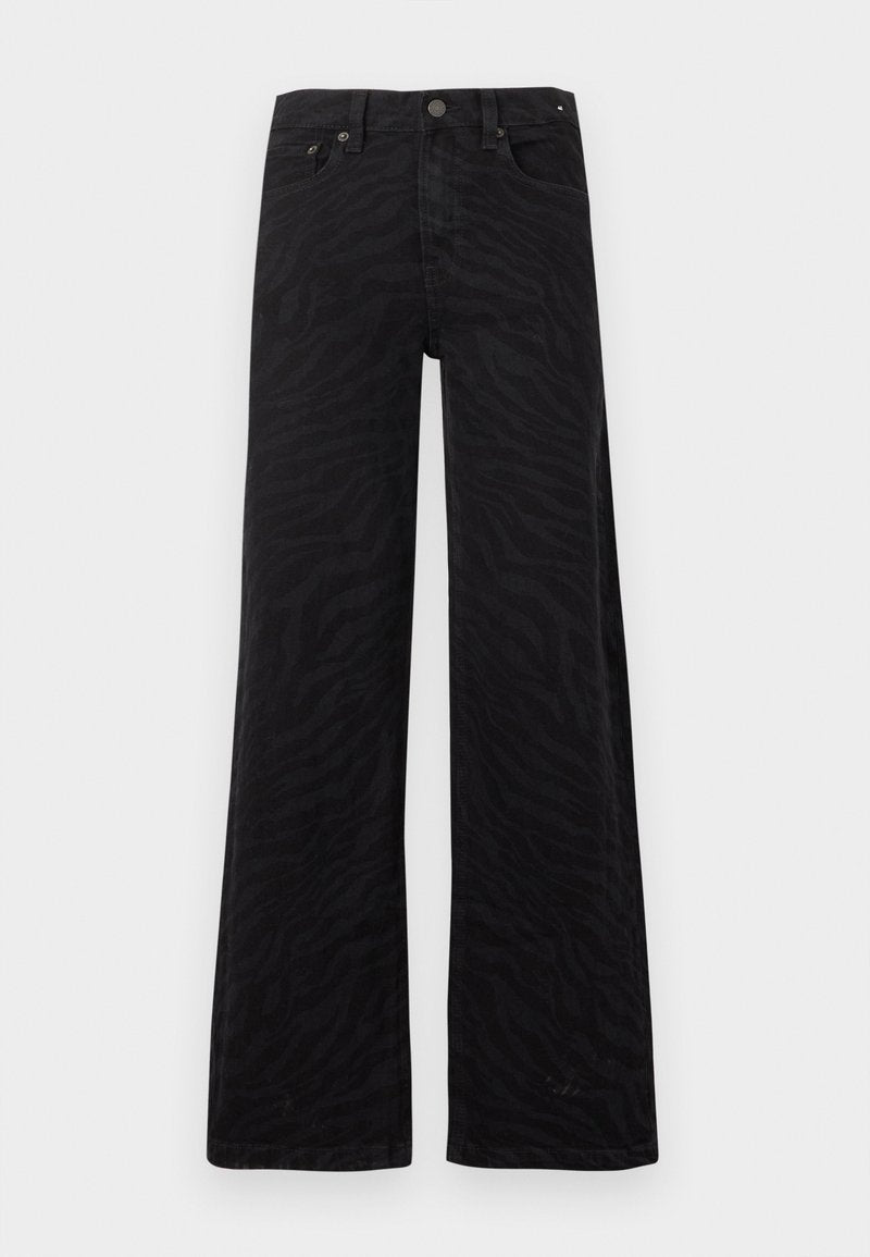 Schwarze hochtaillierte Hose mit weitem Bein und dezenten dunklen Zebrastrifen, vorn mit Knöpfen und Reißverschluss sowie im Fünf-Taschen-Stil auf weißem Hintergrund.