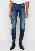 Dunkelblaue Denim-Jeans im Slim-Fit, mit subtilen Ausbleichungen, geraden Beinen, Knopfverschluss und dekorativem Stickerei an den Taschen.
