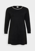 Schwarzes Strickkleid mit langen Ärmeln und runden Ausschnitt, das eine Reihe dekorativer Juwelen entlang des Kragens aufweist. Einfacher und gerader Schnitt.