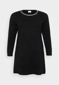 Schwarzes Strickkleid mit langen Ärmeln und runden Ausschnitt, das eine Reihe dekorativer Juwelen entlang des Kragens aufweist. Einfacher und gerader Schnitt.