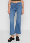 Helleblaue Jeans im Flared-Stil mit hoher Taille, ausgestattet mit fünf Taschen und einem Knopfverschluss. Akzente setzen dezente Nähte und ein rohkantiger Saum.