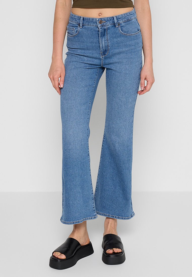 ONLY Petite Flared Jeans Media 1