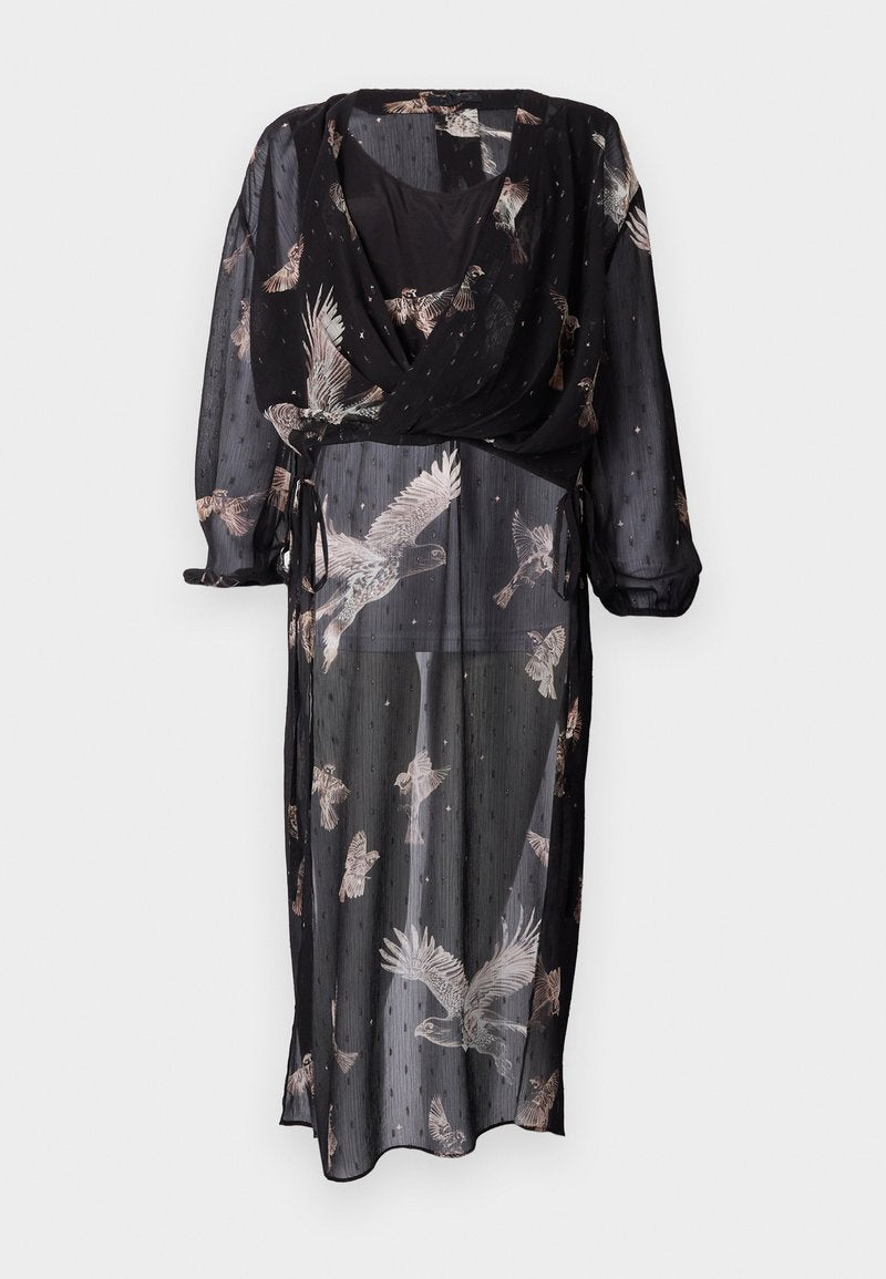 Durchsichtiges schwarzes Kleid mit Wickeldesign, verziert mit Vogelmustern in sanften Farben, langen Ärmeln und verstellbaren Bindebändern in der Taille.