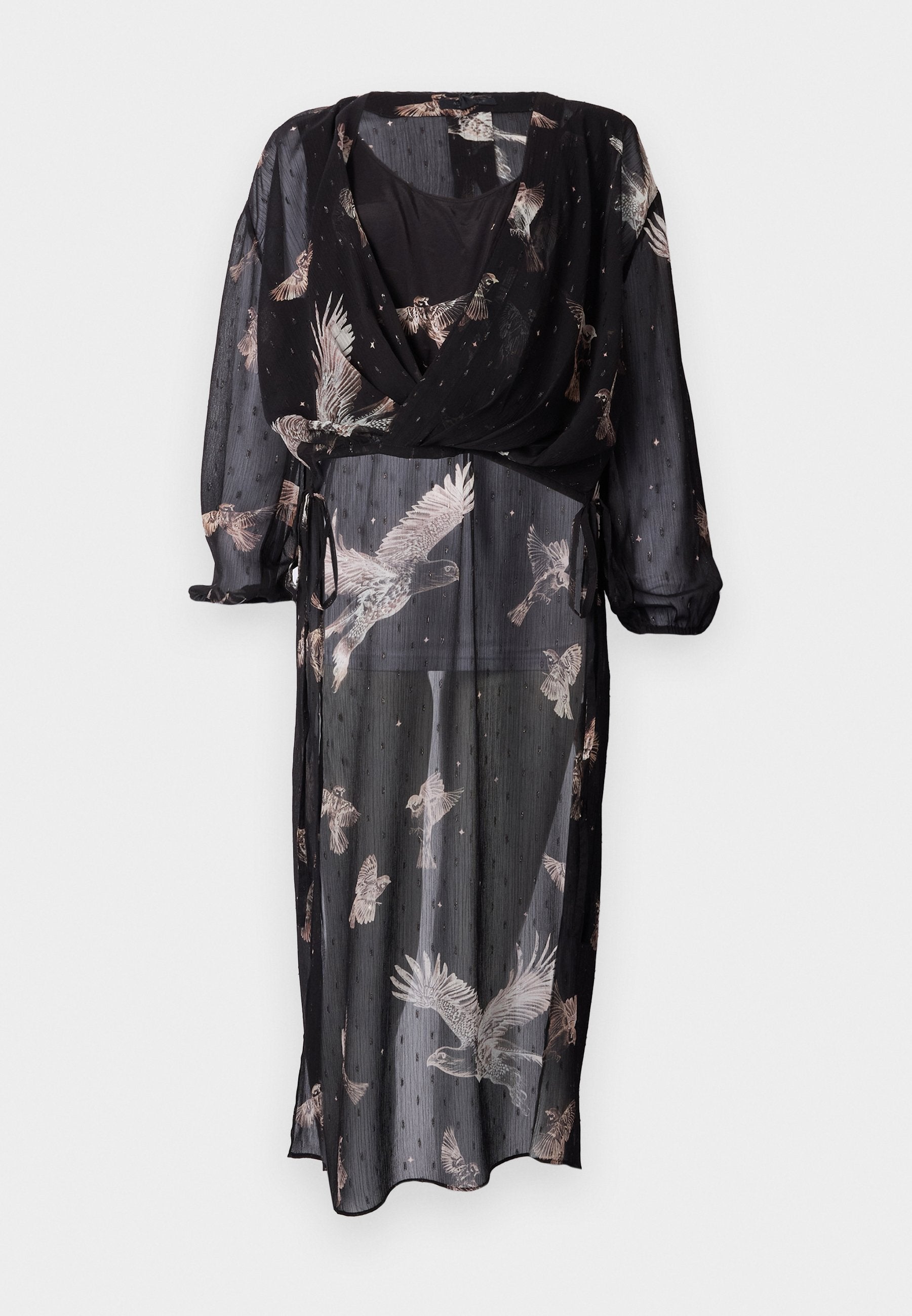 Durchsichtiges schwarzes Kleid mit Wickeldesign, verziert mit Vogelmustern in sanften Farben, langen Ärmeln und verstellbaren Bindebändern in der Taille.