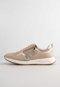 Beige Sneaker aus Mesh und Wildlederobermaterial, mit einem dekorativen Reißverschluss und Schnürsenkeln, dicker weißer Sohle und strukturierten Akzenten.