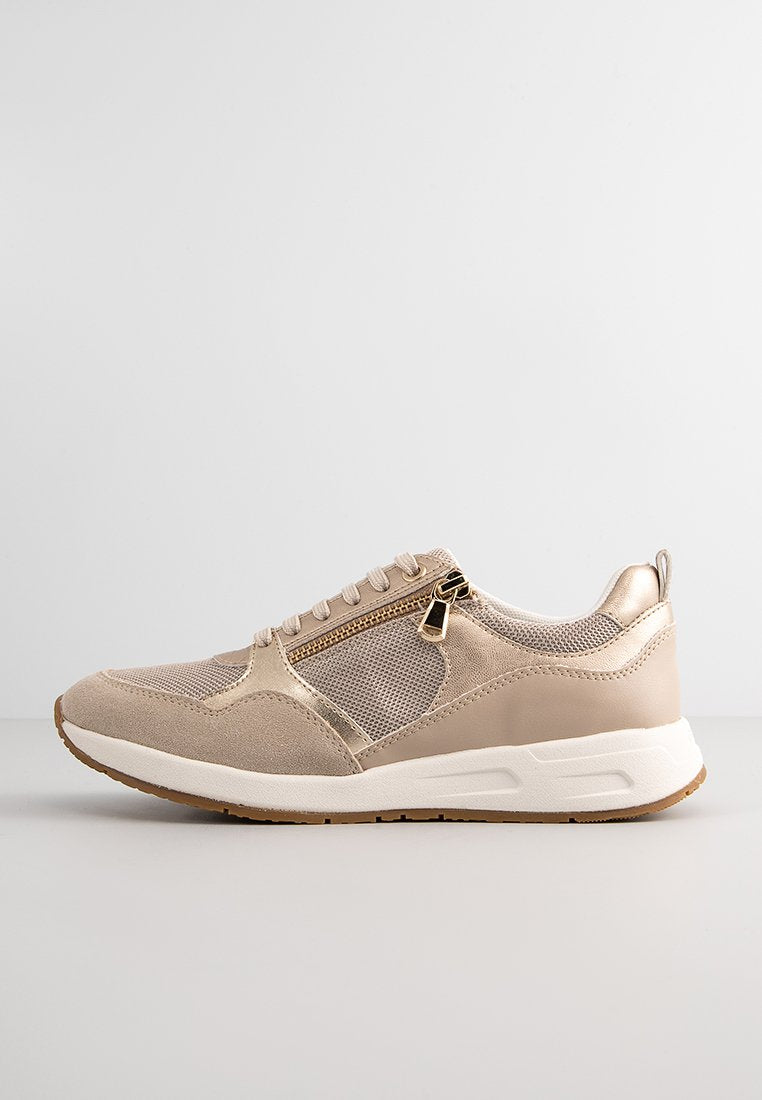 Beige Sneaker aus Mesh und Wildlederobermaterial, mit einem dekorativen Reißverschluss und Schnürsenkeln, dicker weißer Sohle und strukturierten Akzenten.