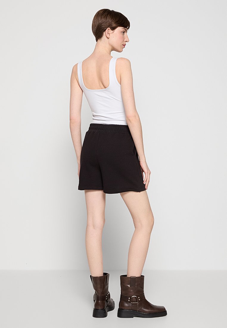 KARL LAGERFELD Shorts Media 3
