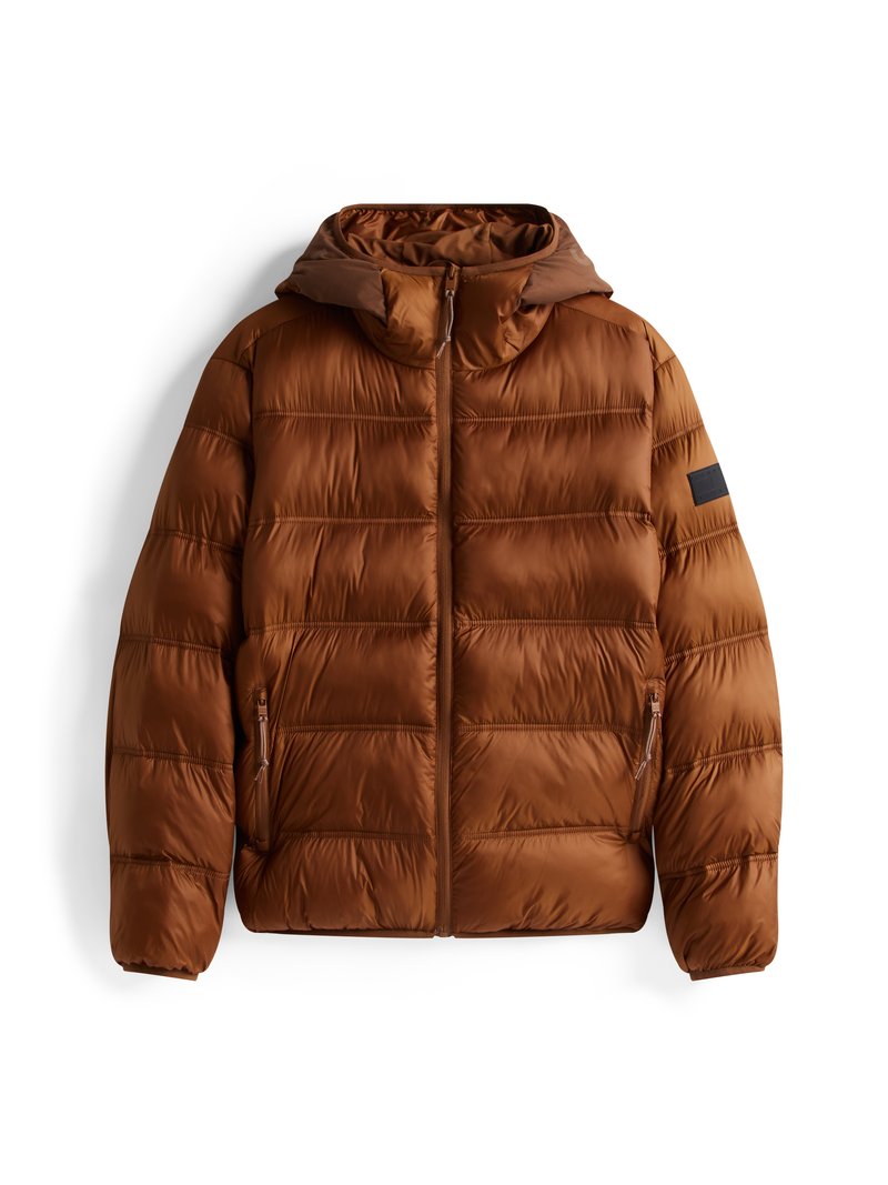 Braune Puffjacke mit Kapuze, Reißverschluss und horizontalem Steppmuster. Verfügt über seitliche Reißverschlusstaschen und einen kontrastierenden Stoffakzent.