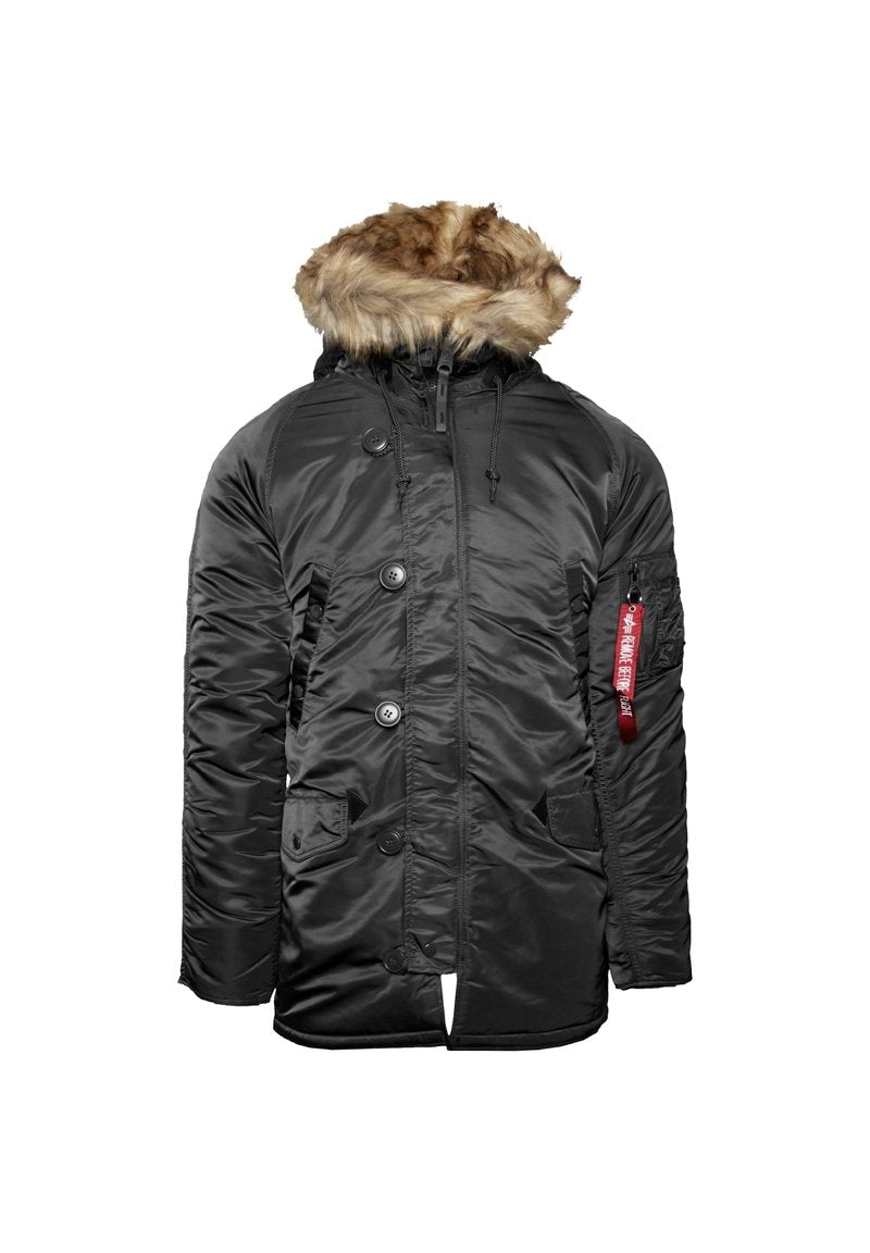 Schwarze gepolsterte Parka mit einer Kapuze aus Kunstpelz, vorderen Knöpfen, seitlichen Taschen und einer mit Reißverschluss versehenen Armtasche mit einem Stoffetikett. Glatte, glänzende Textur.