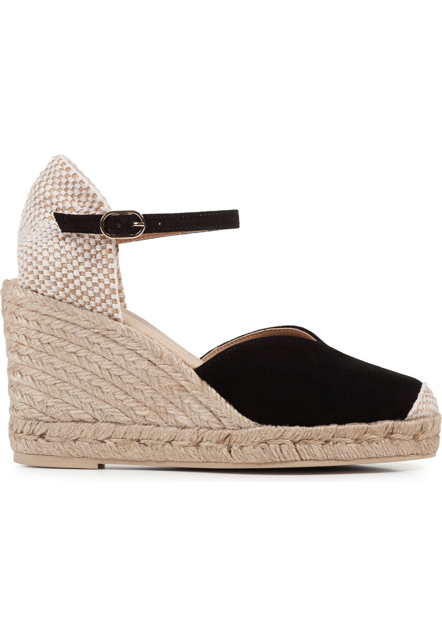 Schwarze Wildleder-Wedge-Sandale mit einem geflochtenen beigen Absatz. Verfügt über einen Knöchelriemen mit einer goldenen Schnalle und einer mit Jute umwickelten Sohle, glatte Textur.