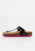 Schwarze Flip-Flop-Sandale mit glänzendem Obermaterial, Schnallen-Detail, Korkfußbett und pinker Gummisohle. Verfügt über ein Zehensteg-Design.