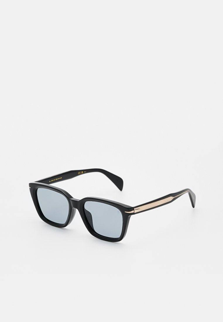 Schwarze rechteckige Sonnenbrille mit goldenen Metallakzenten an den Bügeln und leicht getönten Gläsern vor weißem Hintergrund.