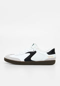 Weißer und grauer Low-Top-Sneaker mit schwarzem Seitendesign, brauner Sohle und dem Schriftzug "Skechers Slip-Ins" im Fersenbereich.