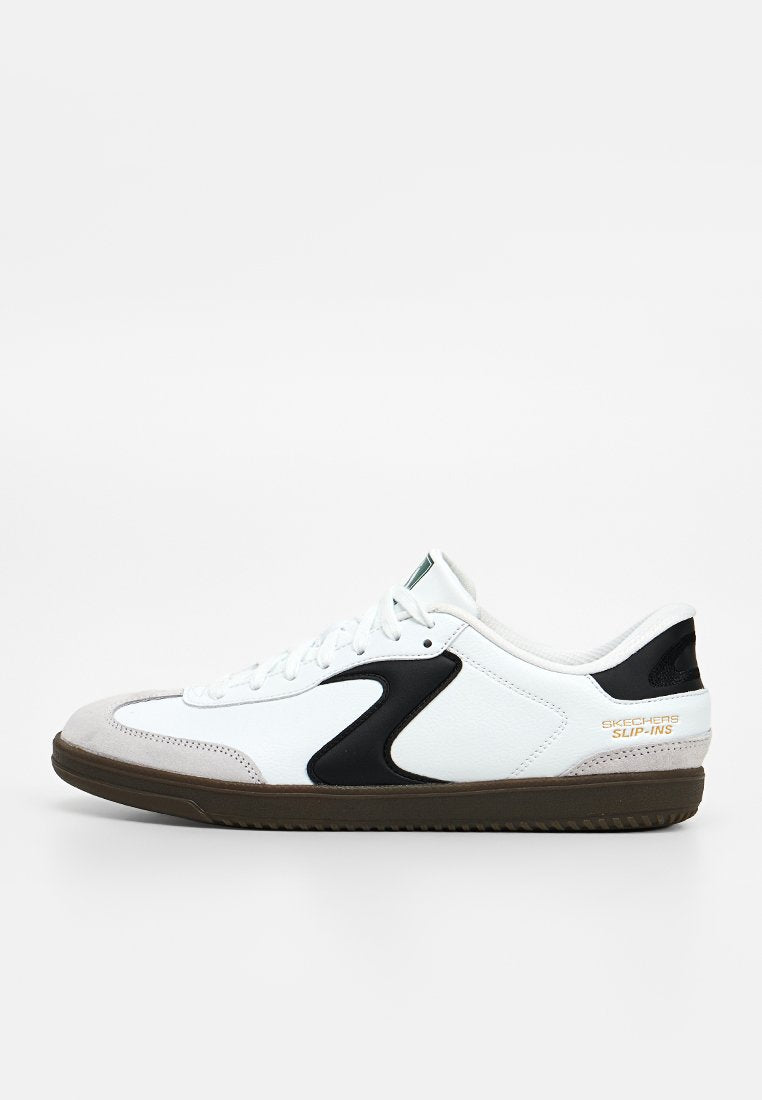 Weißer und grauer Low-Top-Sneaker mit schwarzem Seitendesign, brauner Sohle und dem Schriftzug "Skechers Slip-Ins" im Fersenbereich.