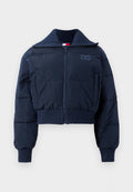 Marineblauer verkürzter Pufferjacke mit hohem Kragen, Reißverschluss, gerippten Bündchen und einem dezenten Logo-Patch auf der Brust. Glatte, matte Stoffstruktur.